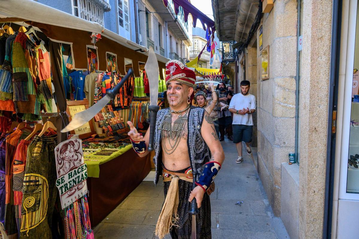 Animación en la calle durante la Feira Medieval