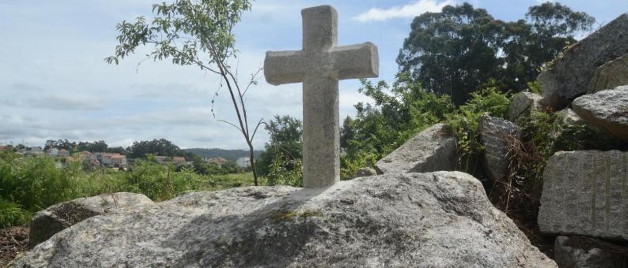 La cruz, ya recolocada en el lugar del Pereiro.   | // RAFA VÁZQUEZ