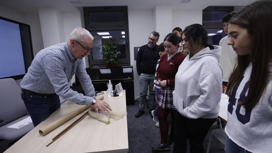 Roberto Jardón, ayer, al principio de la clase en el conservatorio. | LUISMA MURIAS