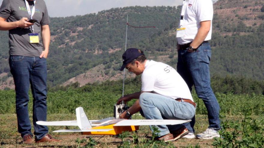 El gerent de Catuav, Jordi Santacana, manipula un dron.