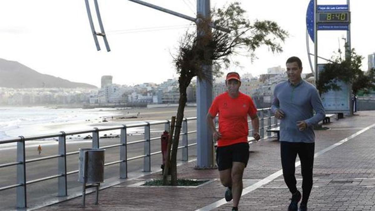 Pedro Sánchez, en 2017, haciendo deporte en la Playa de Las Canteras