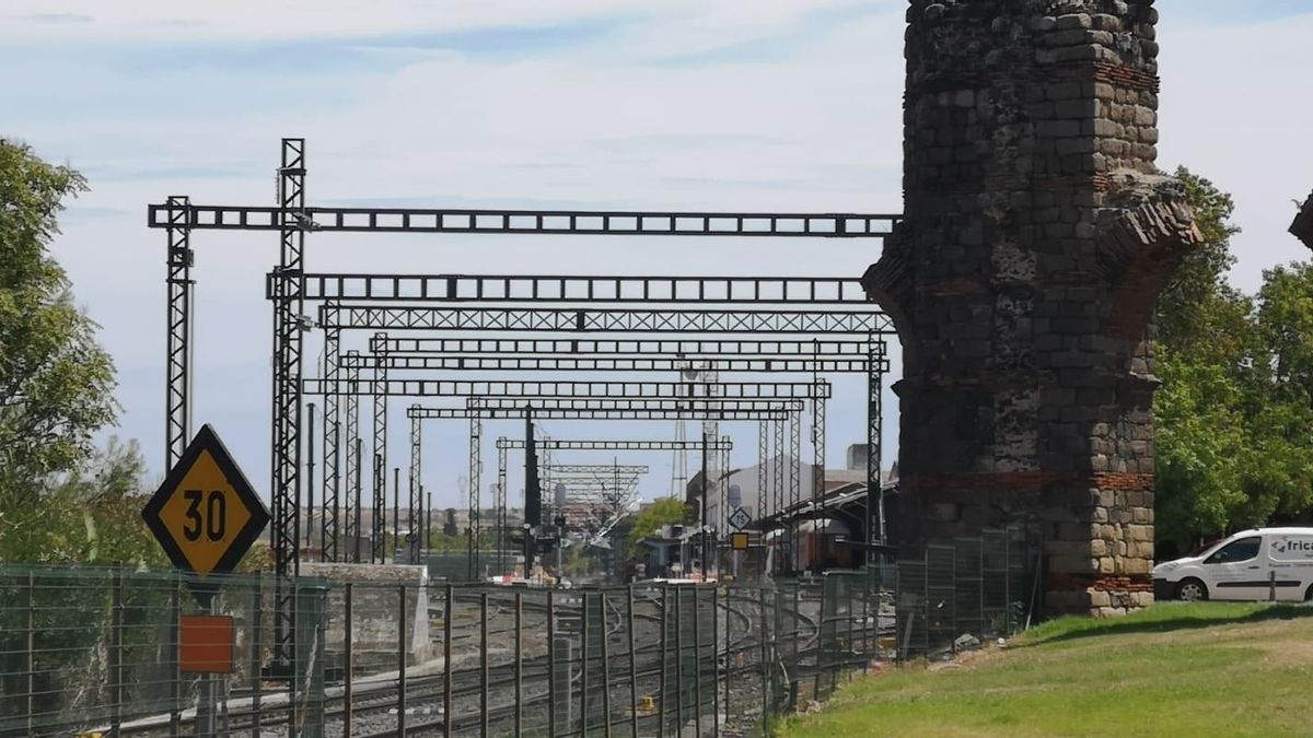 Catenarias de la línea de alta velocidad en la entrada a la estación de Mérida.