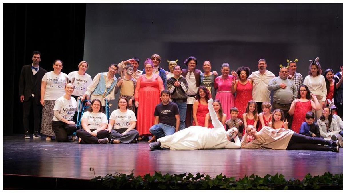 Foto de familia tras la representación de 'Shrek 2' por parte del Grupo de Jövenes de Asdica