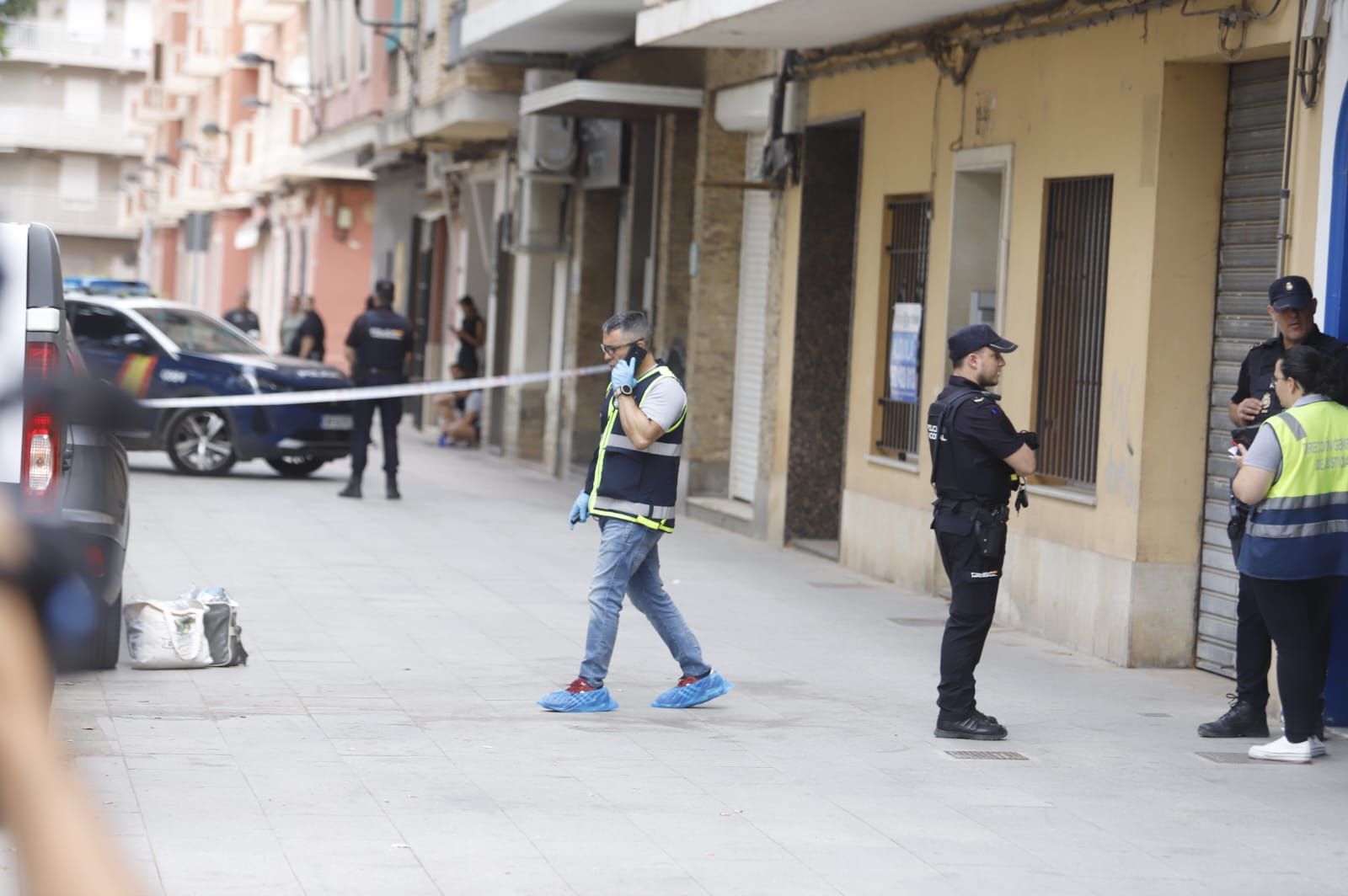 La Policía Nacional en el lugar del doble crimen de Algemesí