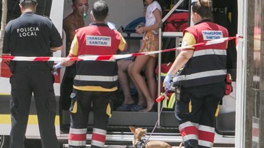 Los bomberos del parque de Elche, durante la extinción.