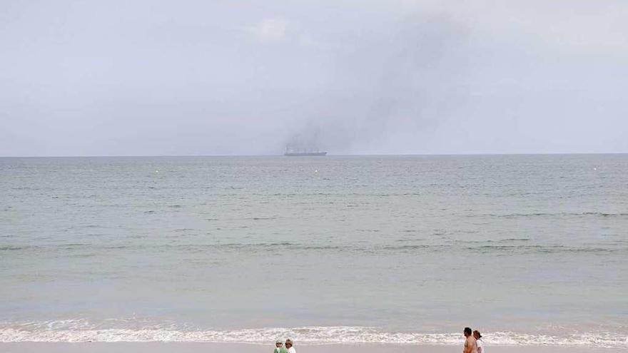 La chimenea de un barco provoca una gran nube de humo negro en la costa