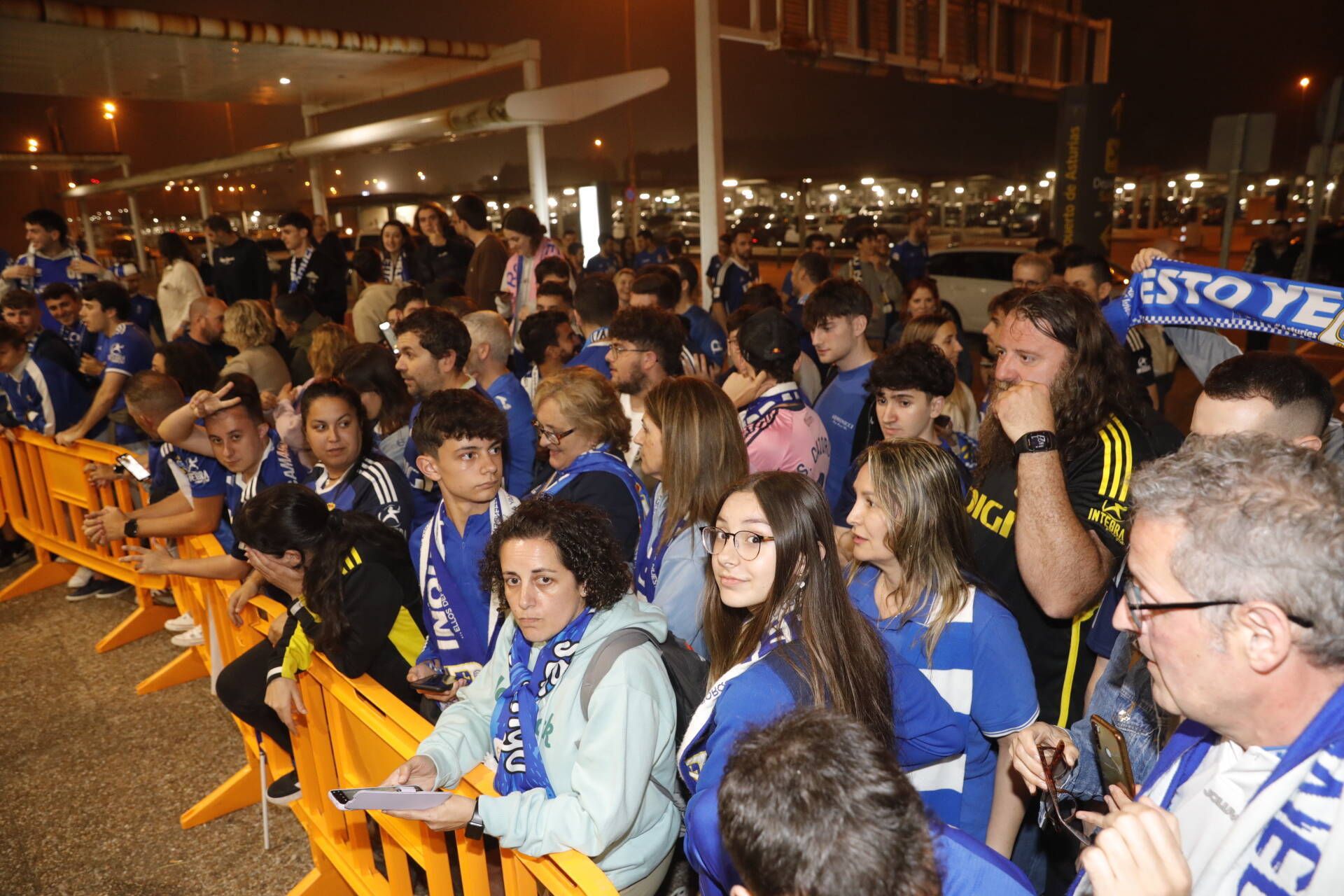 EN IMÁGENES: Así fue el recibimiento de la afición al Real Oviedo en el aeropuerto de Asturias