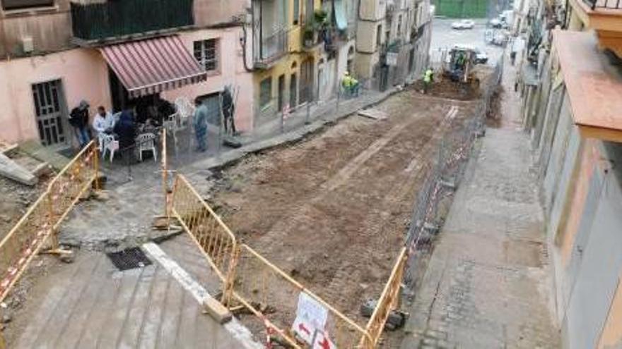 Treballs al carrer manresà, ahir, on es pot veure que a la part central n&#039;han arrencat el paviment