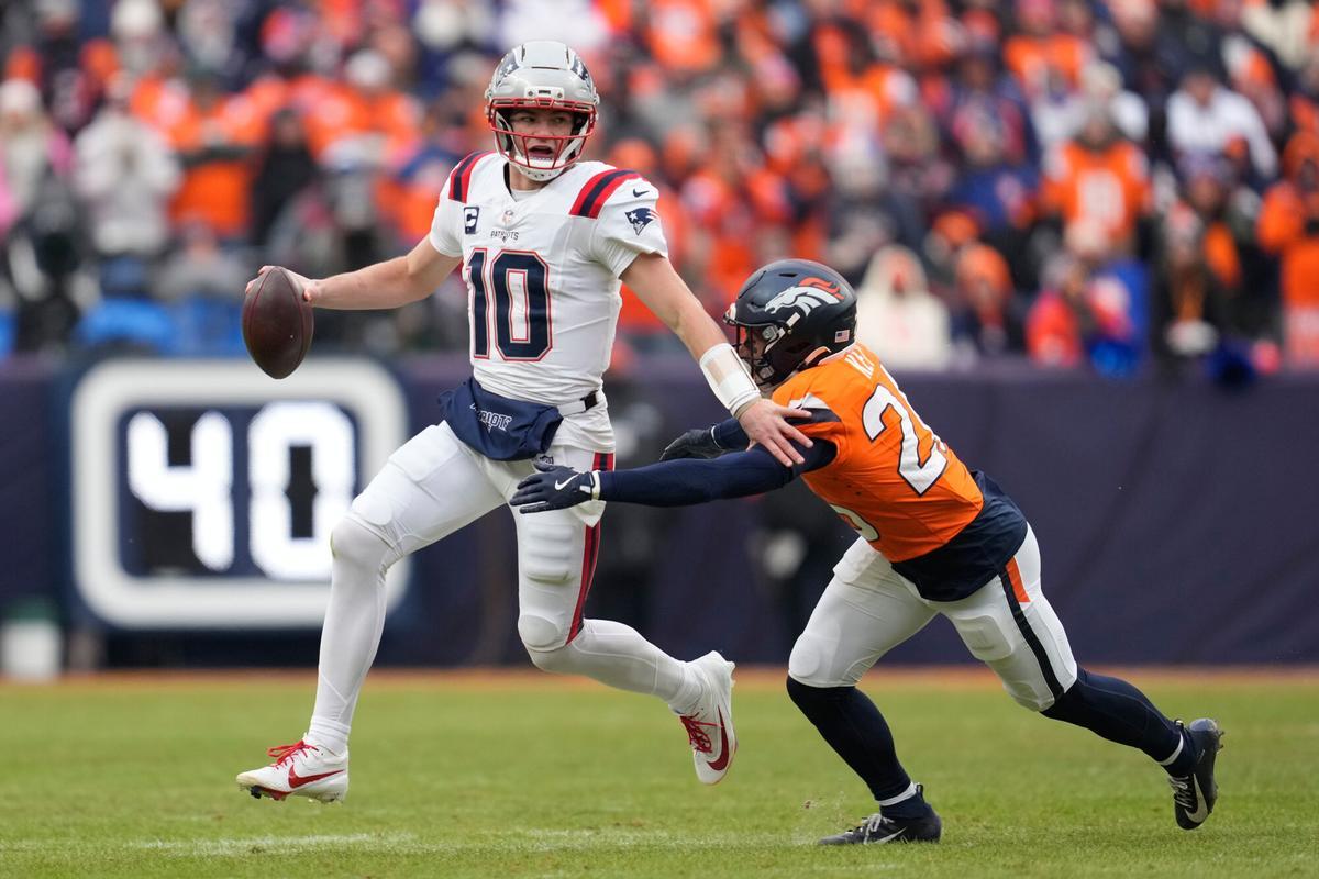 El quarterback de los New England Patriots, Drake Maye (10)