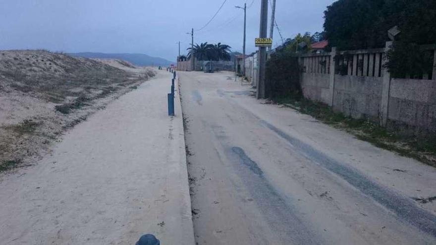 El paseo de Lourido, en Bueu, invadido por la arena. // Santos Álvarez