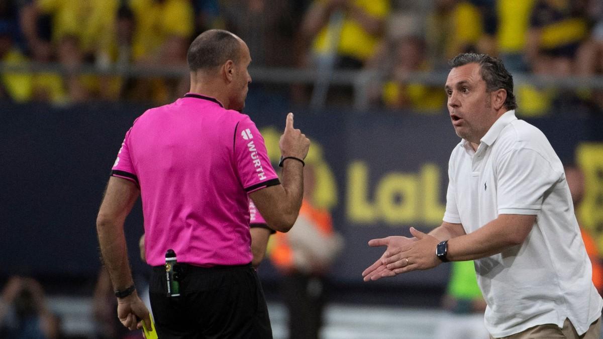 Sergio dialoga con Matheu Lahoz durante el Cádiz- Real Madrid