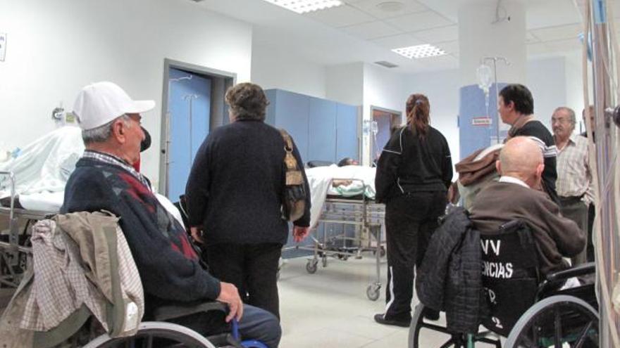 Hay pacientes en camillas en los pasillos de Urgencias.