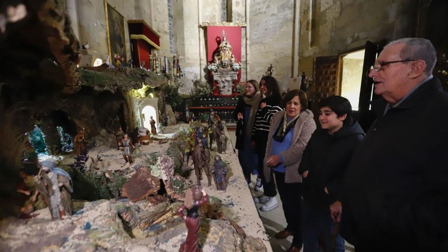 Parroquia de San Francisco | Un grupo de visitantes en el belén instalado por la hermandad del Huerto.