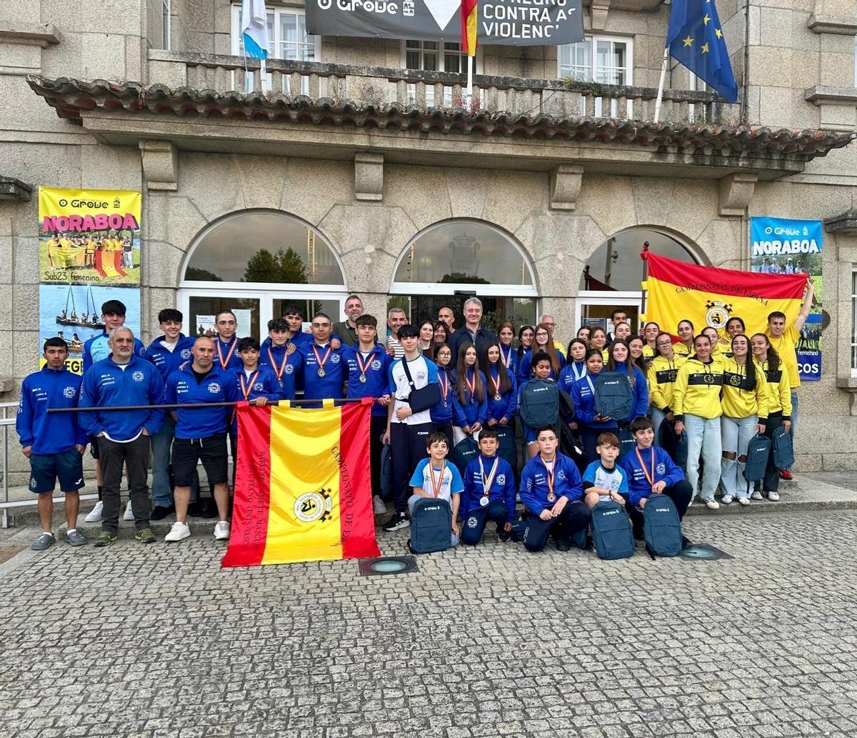 Posado de los dos equipos con el alcalde y la corporación de O Grove.