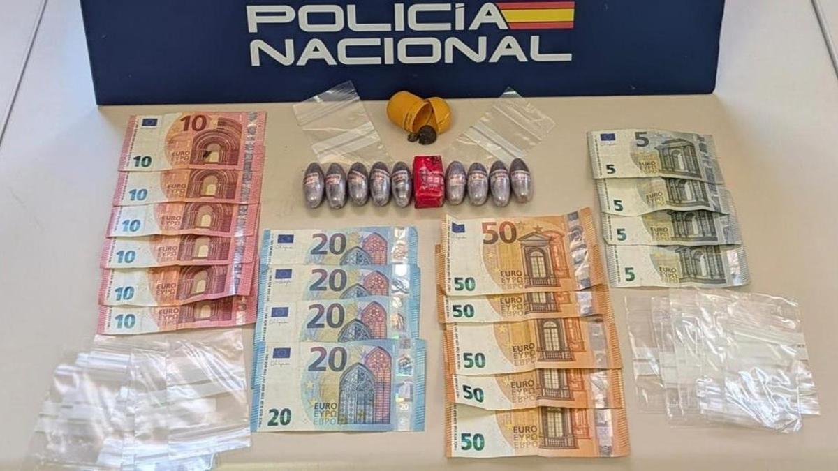 Droga y efectos intervenidos por la Policía Nacional en la vivienda de Cañero.
