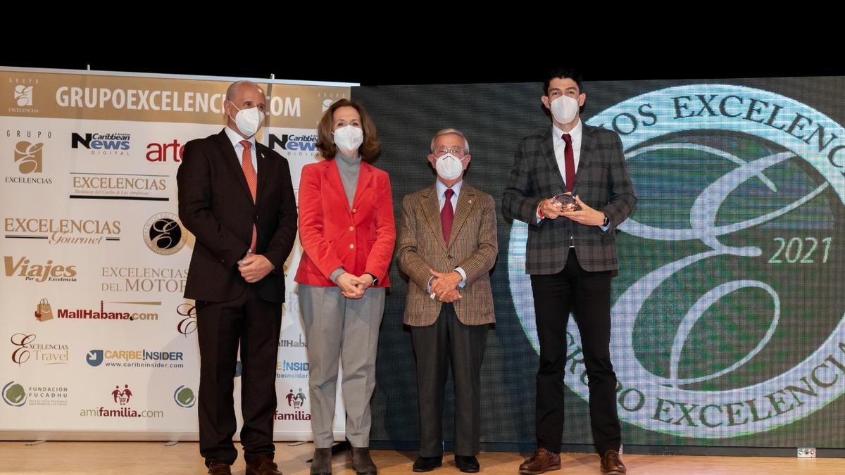 José Carlos de Santiago, Presidente del Grupo Excelencias, acompañado por Lourdes Plana, Presidenta de la Real Academia de Gastronomía Española y Rafael Ansón, Presidente de la Academia Iberoamericana de Gastronomía, entregaron el premio a Alejandro Sancho, Presidente de Fomento del Turismo de Ibiza.