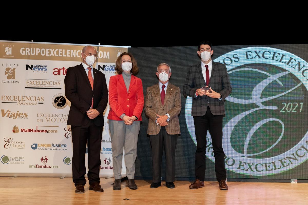 José Carlos de Santiago, Presidente del Grupo Excelencias, acompañado por Lourdes Plana, Presidenta de la Real Academia de Gastronomía Española y Rafael Ansón, Presidente de la Academia Iberoamericana de Gastronomía, entregaron el premio a Alejandro Sancho, Presidente de Fomento del Turismo de Ibiza.