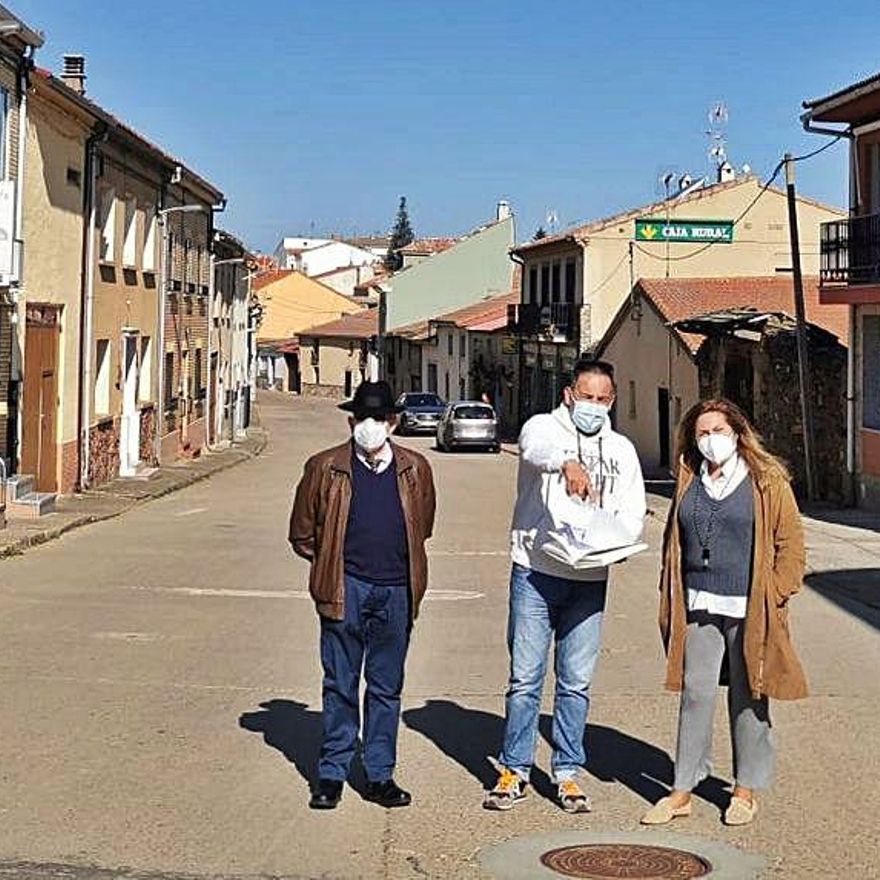 Los miembros del equipo de gobierno, ayer en Carbajales. | Ch. S.