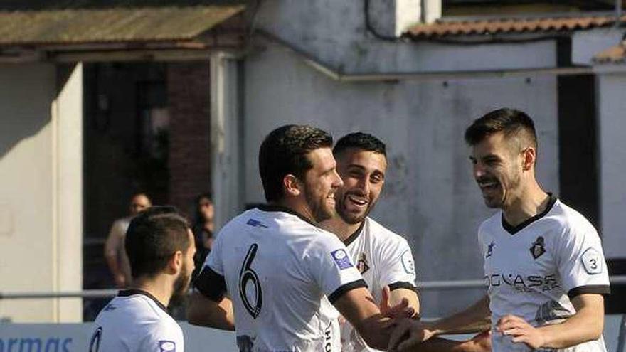 Los jugadores del Caudal celebran un tanto esta temporada.