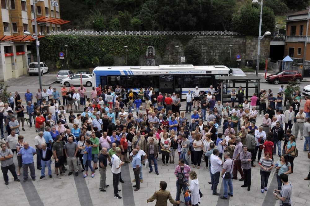 Manifestación en Mieres para apoyar a la empresa de transportes