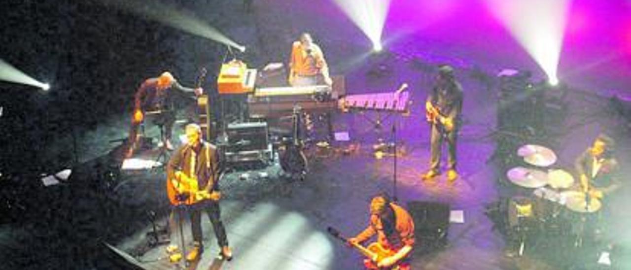 El grupo británico Tindersticks durante un concierto reciente.