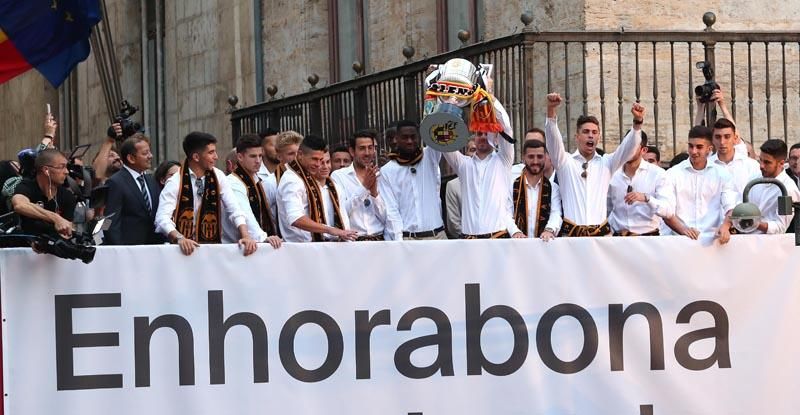 Así han sido las celebraciones del Valencia CF en la Basílica, Generalitat y ayuntamiento