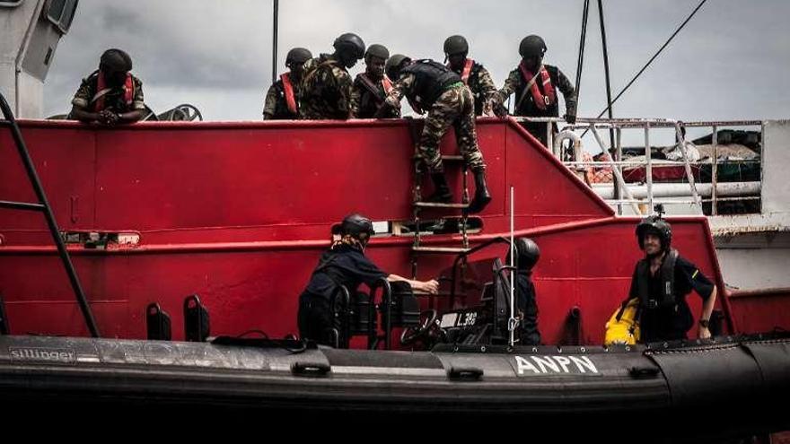 Los militares, subiendo al &quot;Baz&quot;. // Tara Lambourne/Sea Shepherd