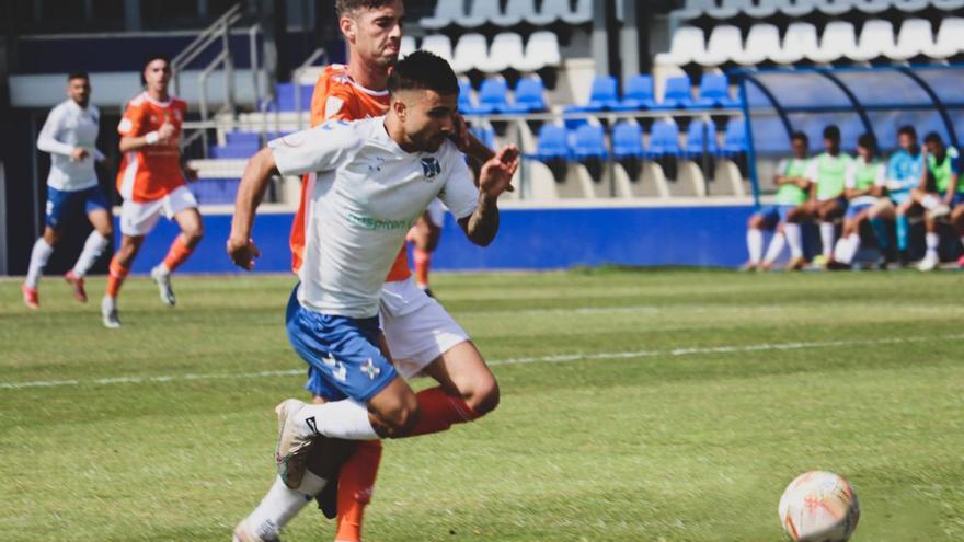 Un jugador del Tenerife B avanza con el balón presionado por un futbolista del San Fernando, ayer. | | CD TENERIFE