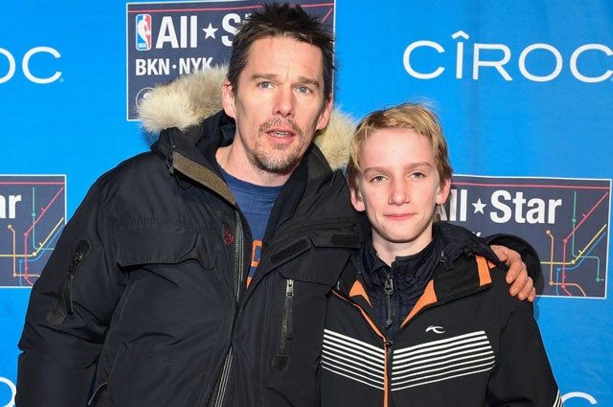 Ethan Hawke y su hijo Levon en el partido All Star 2015