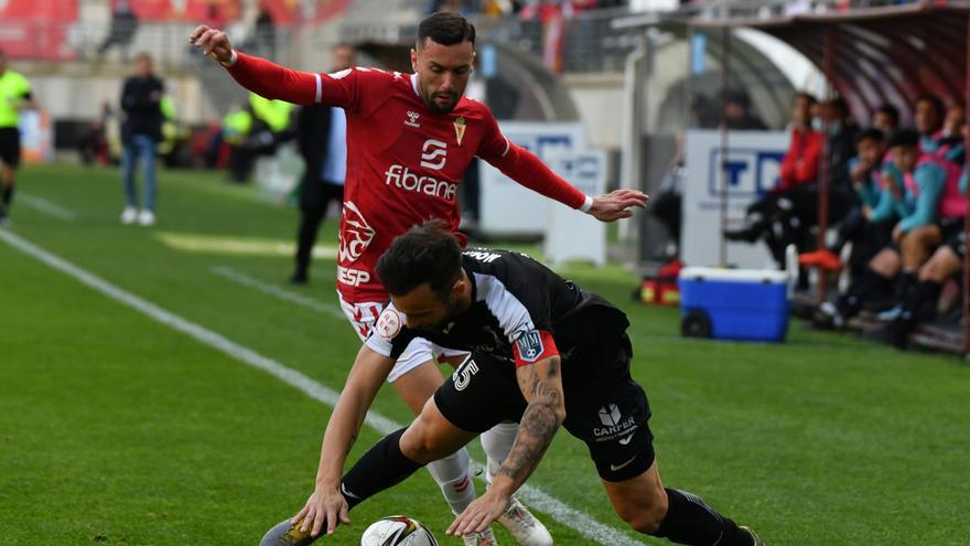 Alberto López, jugador del Real Murcia, pelea por un balón frente a Molinero.