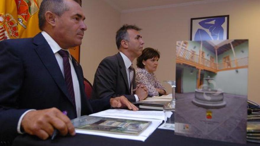 Telo Mendoza, Ángel Víctor Torres y Alicia Padrón, ayer. i A. MARRERO