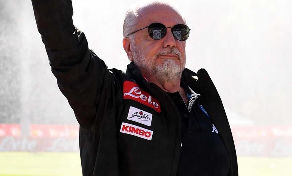 Aurelio De Laurentiis, propietario del Napoli, saluda a la afición durante un partido de la Serie A