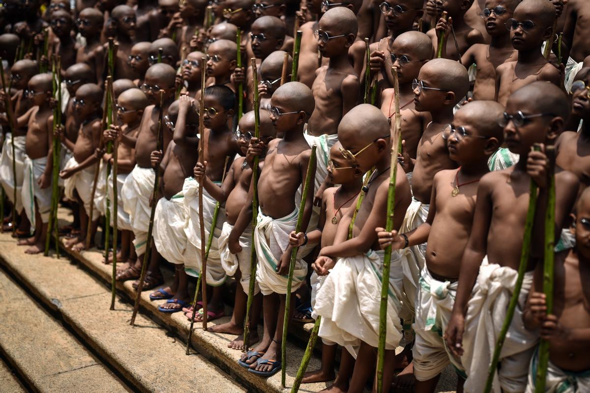 Niños se disfrazan de Mahatma Gandhi con motivo del 153 aniversario del nacimiento de Mohandas Karamchand Gandhi, considerado el Padre de la Nación en India, en el Museo Egmore, en Chennai, India