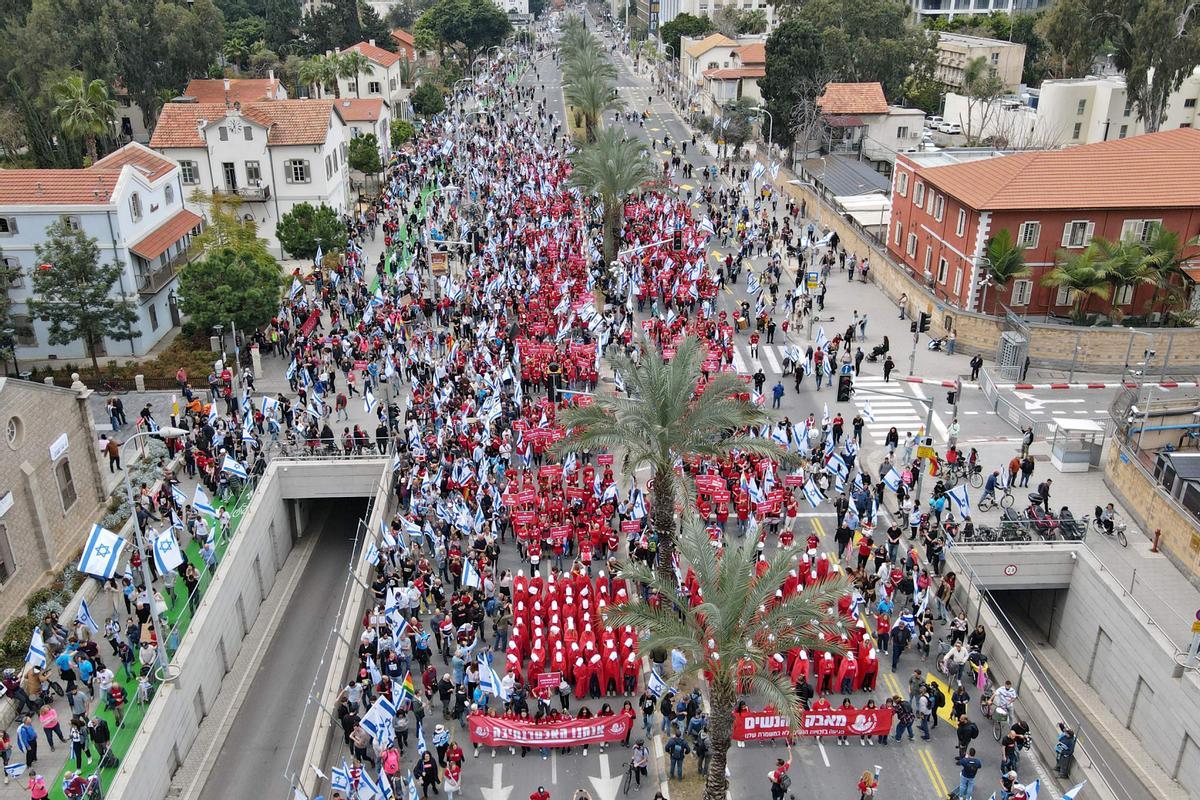 Manifestaciones en Tel Aviv contra las controvertidas reformas legales que promociona el gobierno de extrema derecha del país