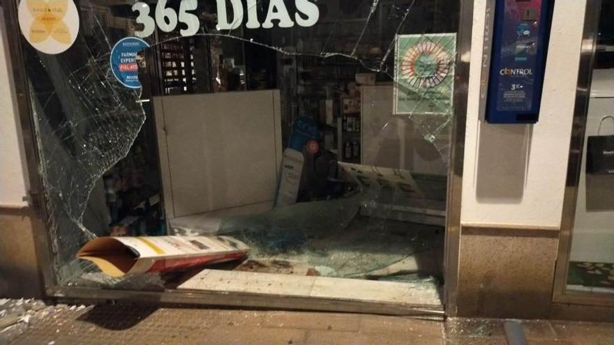 Destrozos en una farmacia de Almendralejo tras un intento de robo por alunizaje