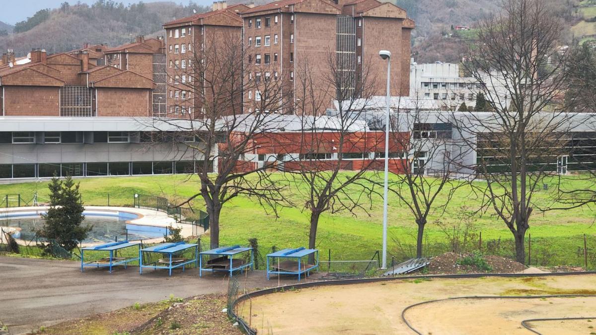 La parcela donde se proyecta la nueva piscina de Vega de Arriba, con el vaso infantil que funciona a la izquierda.