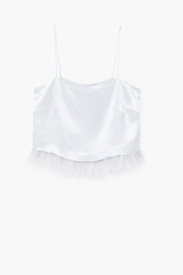 20 prendas por debajo de 20 euros: top satinado con plumas