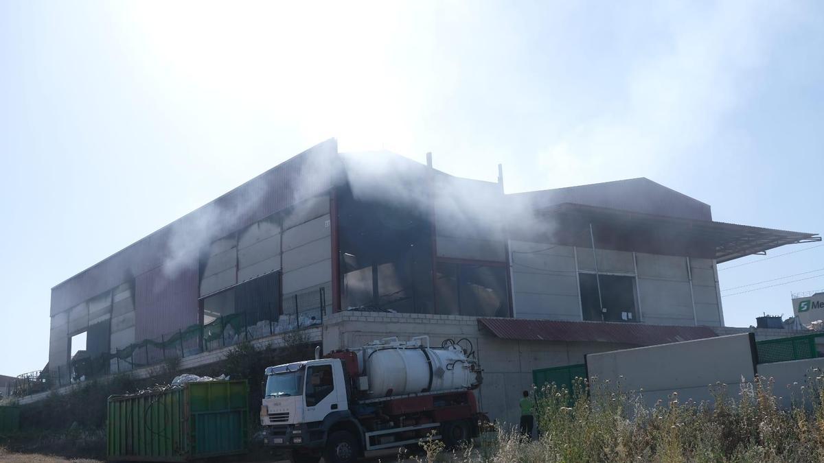 Imagen del incendio de la nave en el polígono industrial del Lobón.