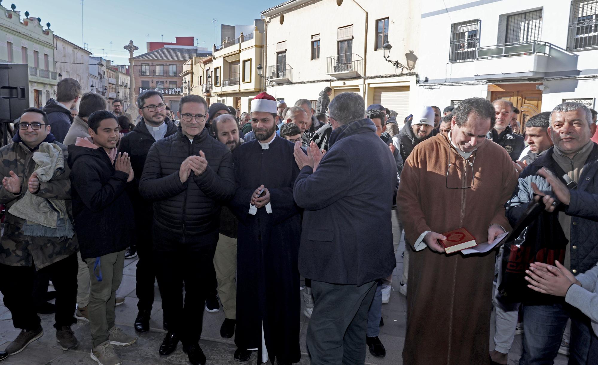 Acto conjunto del Centro Islámico de Torrent, el párroco de la iglesia de La Asunción y el alcalde.