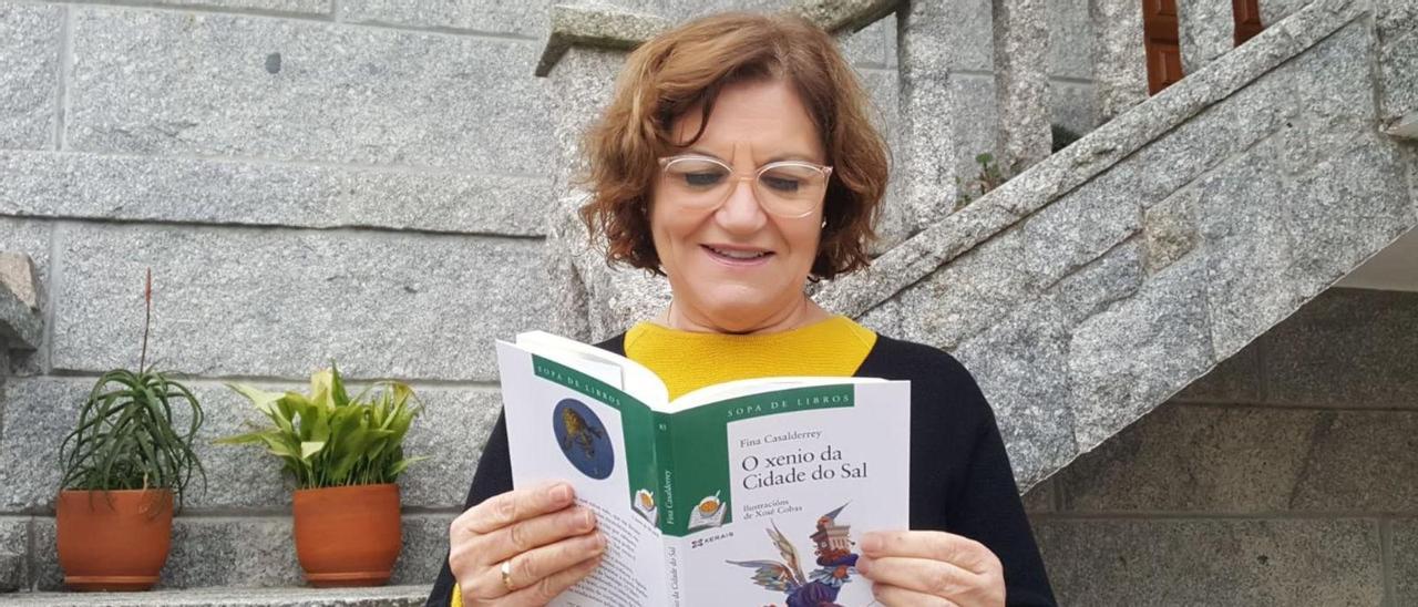 Fina Casalderrey, botando unha ollada ao seu novo libro-CD.