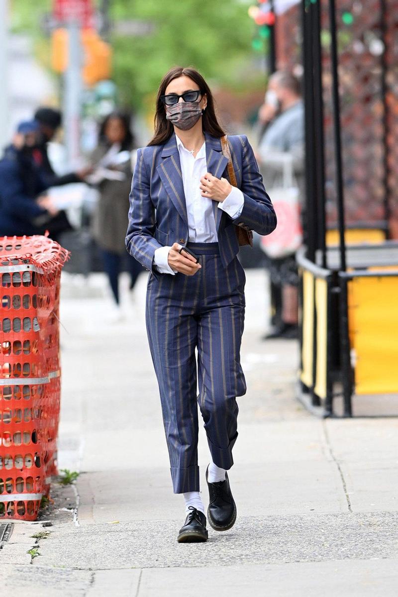 Irina Shayk con calcetines blancos y traje de chaqueta en Nueva York