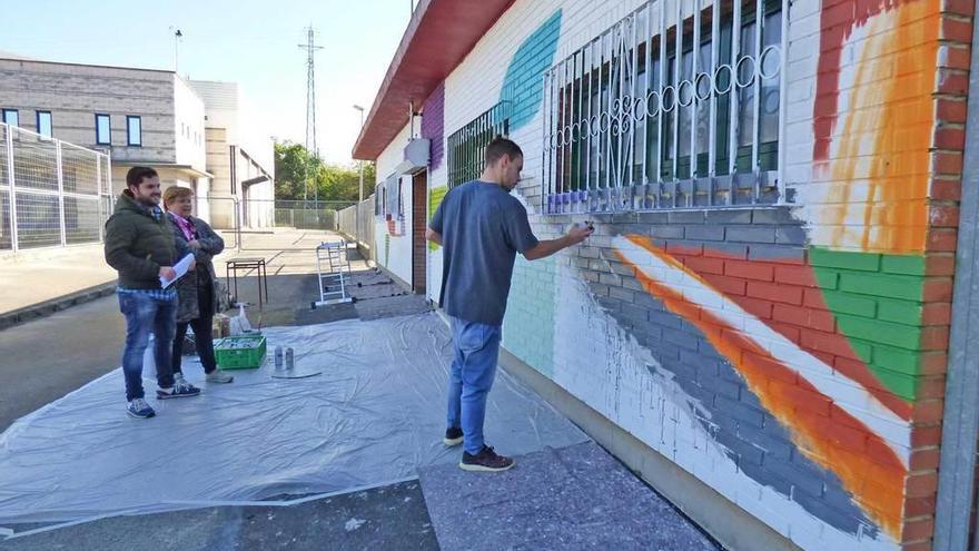 Jheal pinta un mural de arte urbano en el polideportivo de Noreña