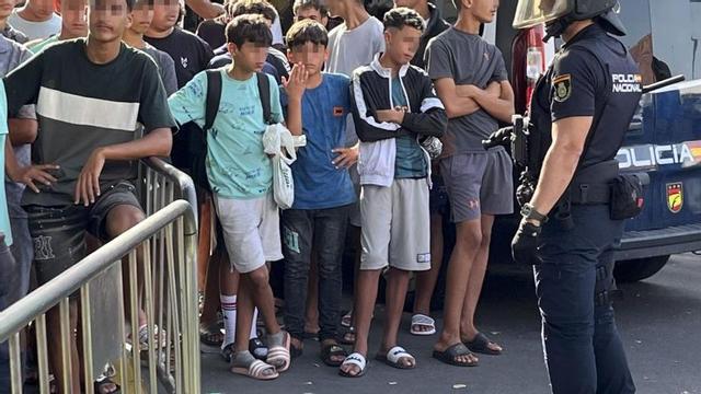 Menors immigrants davant de la seu de la Policia Nacional a Ceuta. | REDUAN / EFE