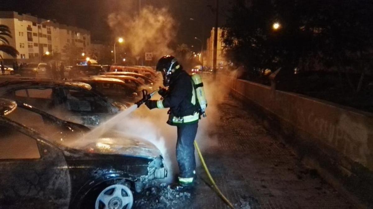 Un fuego calcina 26 coches en Jinámar Un fuego calcina 26 coches en Jinámar