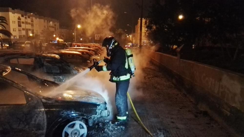 Un fuego calcina 26 coches en Jinámar