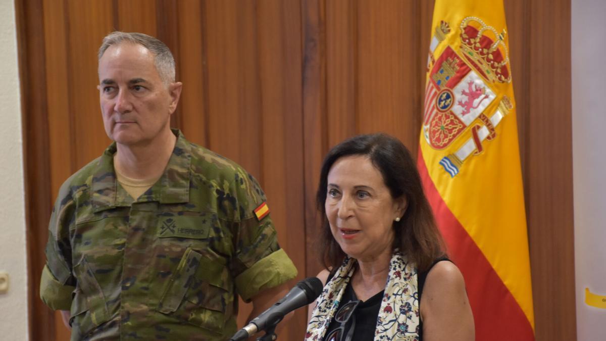 La ministra de Defensa, Margarita Robles, en la Comandancia General de Ceuta este miércoles.