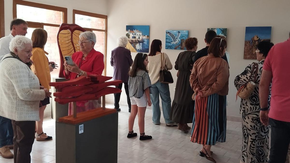 Asistentes a la exposición en las escuelas de Rodiles, en Solís.