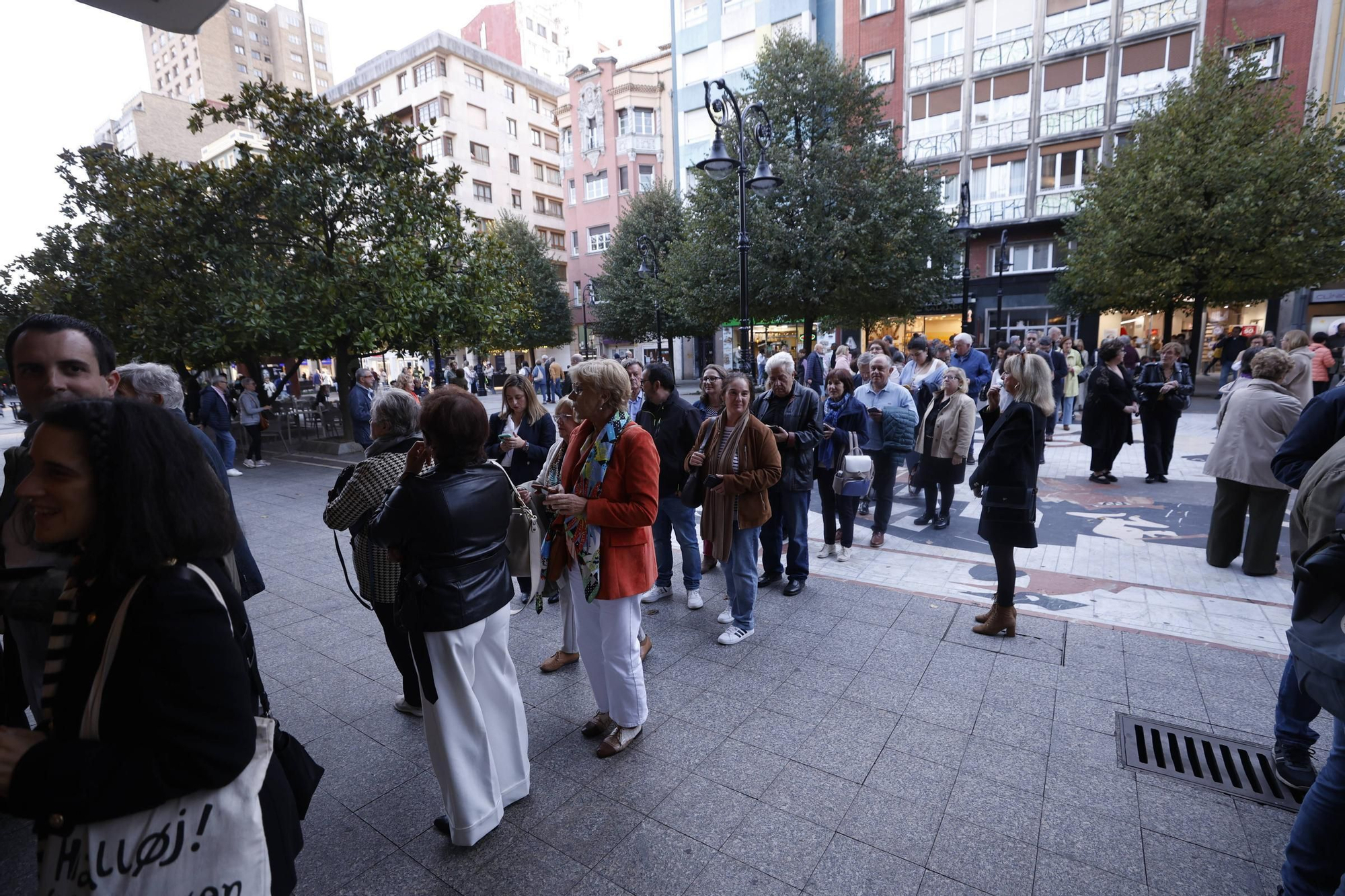 Así fue el encuentro entre Serrat e Iñaki Gabilondo en Gijón.