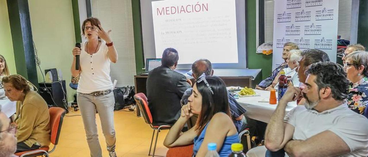 Una de las mediadoras durante la sesión celebrada en la Casa de la Juventud, a la que acudieron el alcalde, Fran Macía, el Consejo Pastoral y la Plataforma en Defensa de la Cruz.