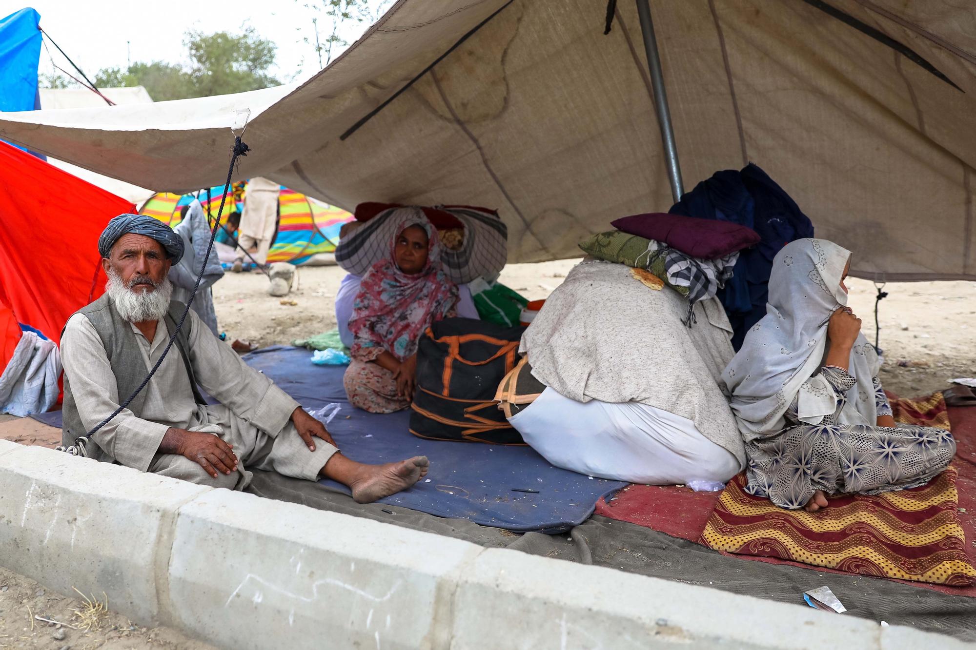 Miles de personas abandonan Kabul ante la llegada de los talibanes